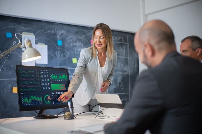 Equipe analisa gráficos de desempenho para interpretar os indicadores do Painel Receita