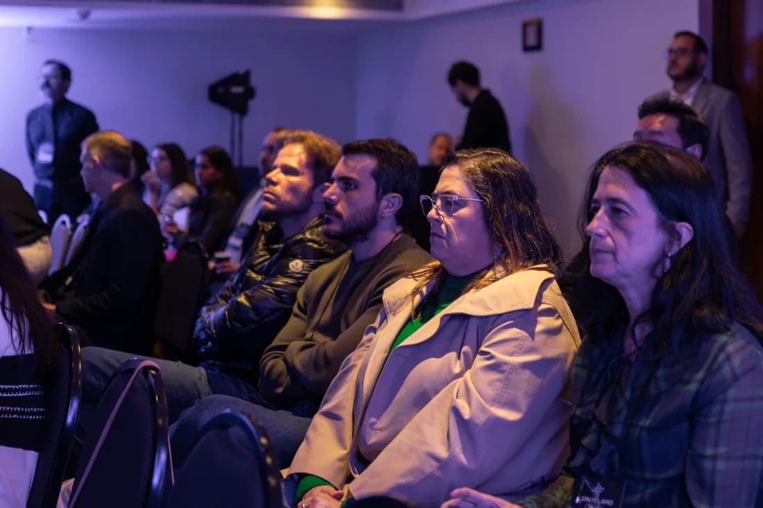 Público acompanha uma apresentação do Contclaro Talks V, em 11 de agosto de 2026.