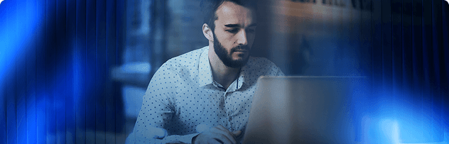 Profissional trabalhando em ambiente corporativo