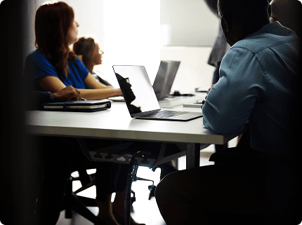 Reunião profissional em ambiente corporativo